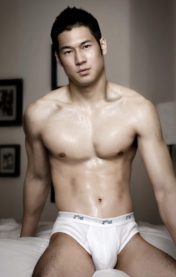★ Bulge and Naked Sports man : Asian : Underwear White Penis Line.